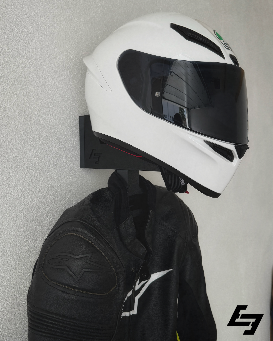 Helmhalterung mit Helm und Kombi 