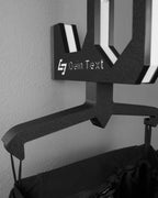 EvoHolder Motorradgarderobe mit personalisierter Gravur, Helmhalterung und Jackenhalter an der Wand
